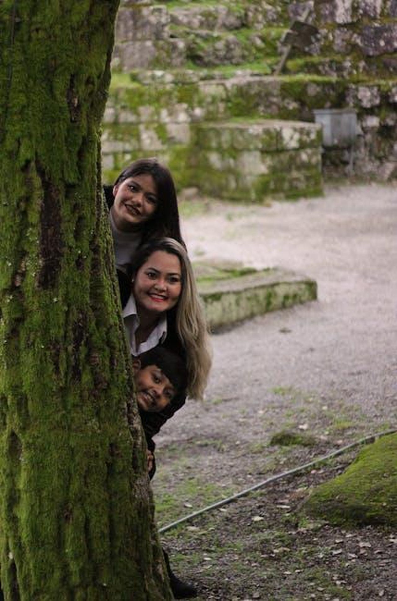 Le_relazioni_passate_di_Matty_Healy_kKKSjJHw4U - Confidenze24 Source: Luan Albarracin - pexels - A family enjoying a playful moment at ancient ruins in Póvoa de Lanhoso, Portugal.