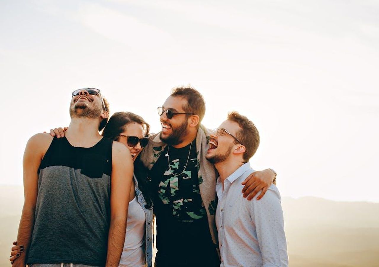 Le_relazioni_tra_Jenna_e_Savannah_umJ1YECrF5 - Confidenze24 Source: Helena Lopes - pexels - A group of young adults laughing and enjoying time together outdoors under the sun.