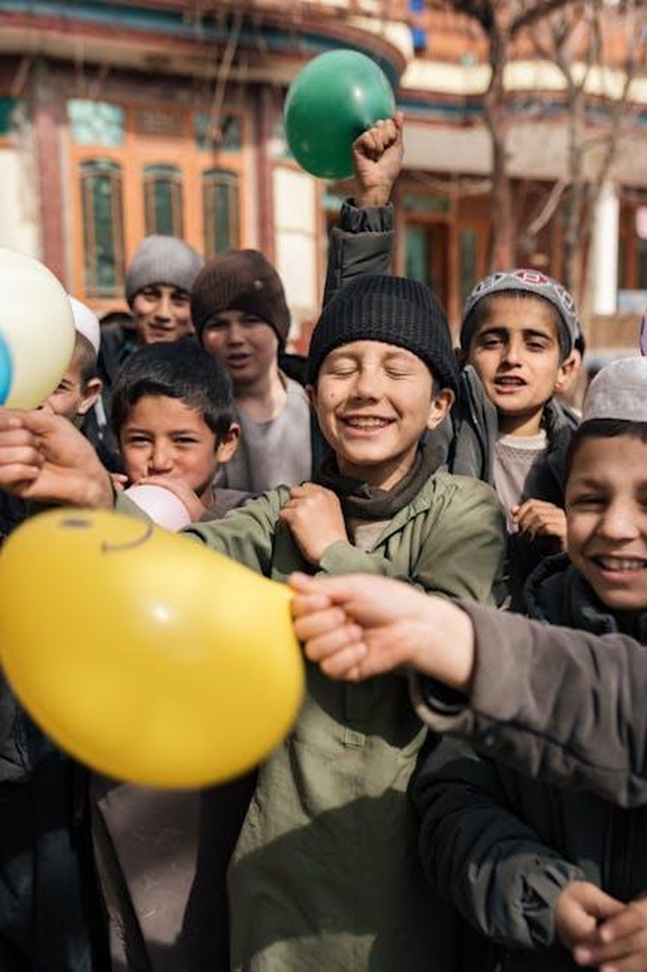 Le_risate_di_Esti_e_Wren_SUvPQV5us0 - Confidenze24 Source: Faruk Tokluoğlu - pexels - A group of Afghan children happily playing outdoors with colorful balloons, showcasing joy and unity.