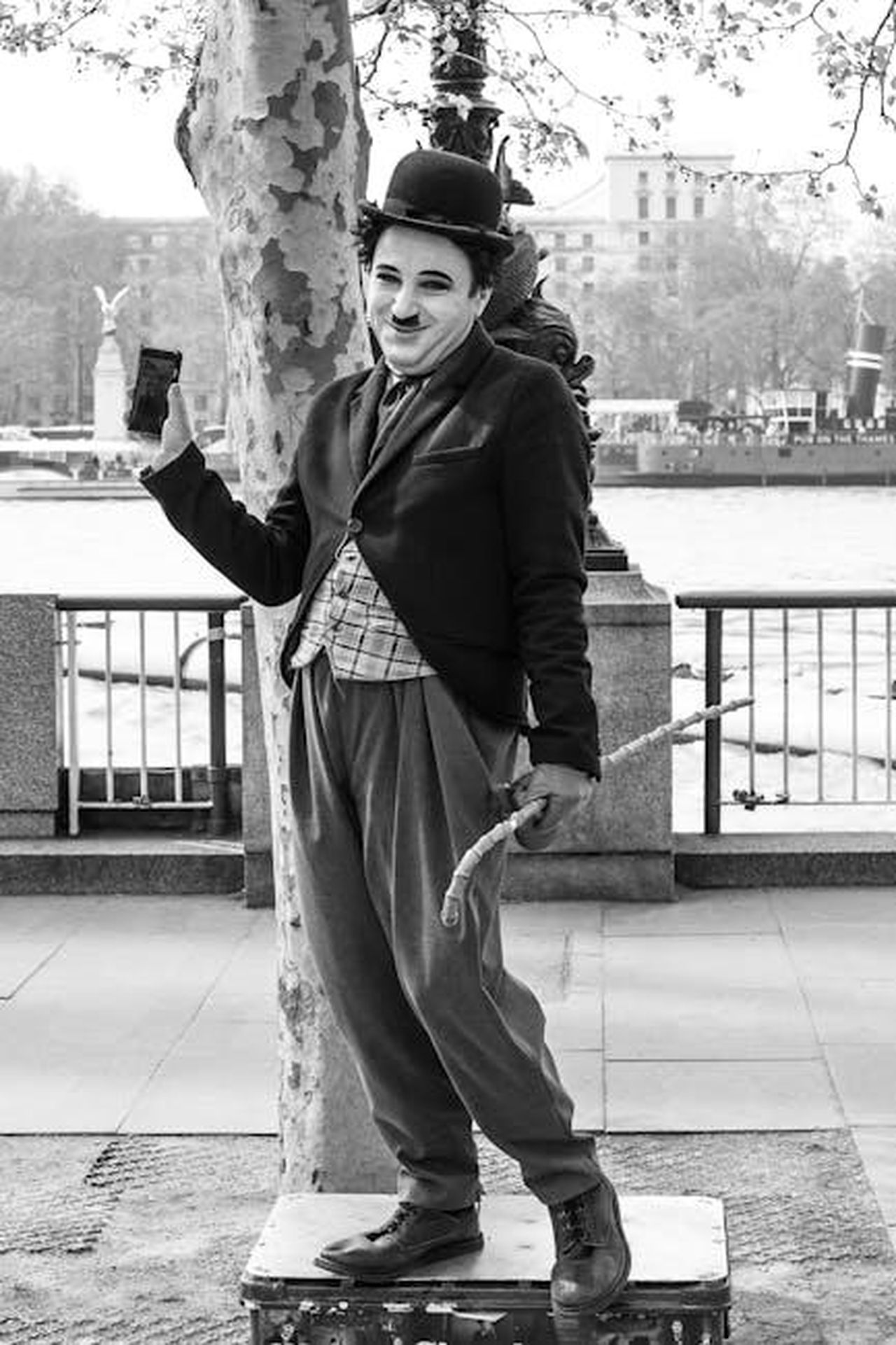 Le_rivelazioni_di_Justin_Hartley_sulla_stagione_2_iFw5ishBER - Confidenze24 Source: James Frid - pexels - Black and white photo of a street performer dressed as Charlie Chaplin on a London riverside.