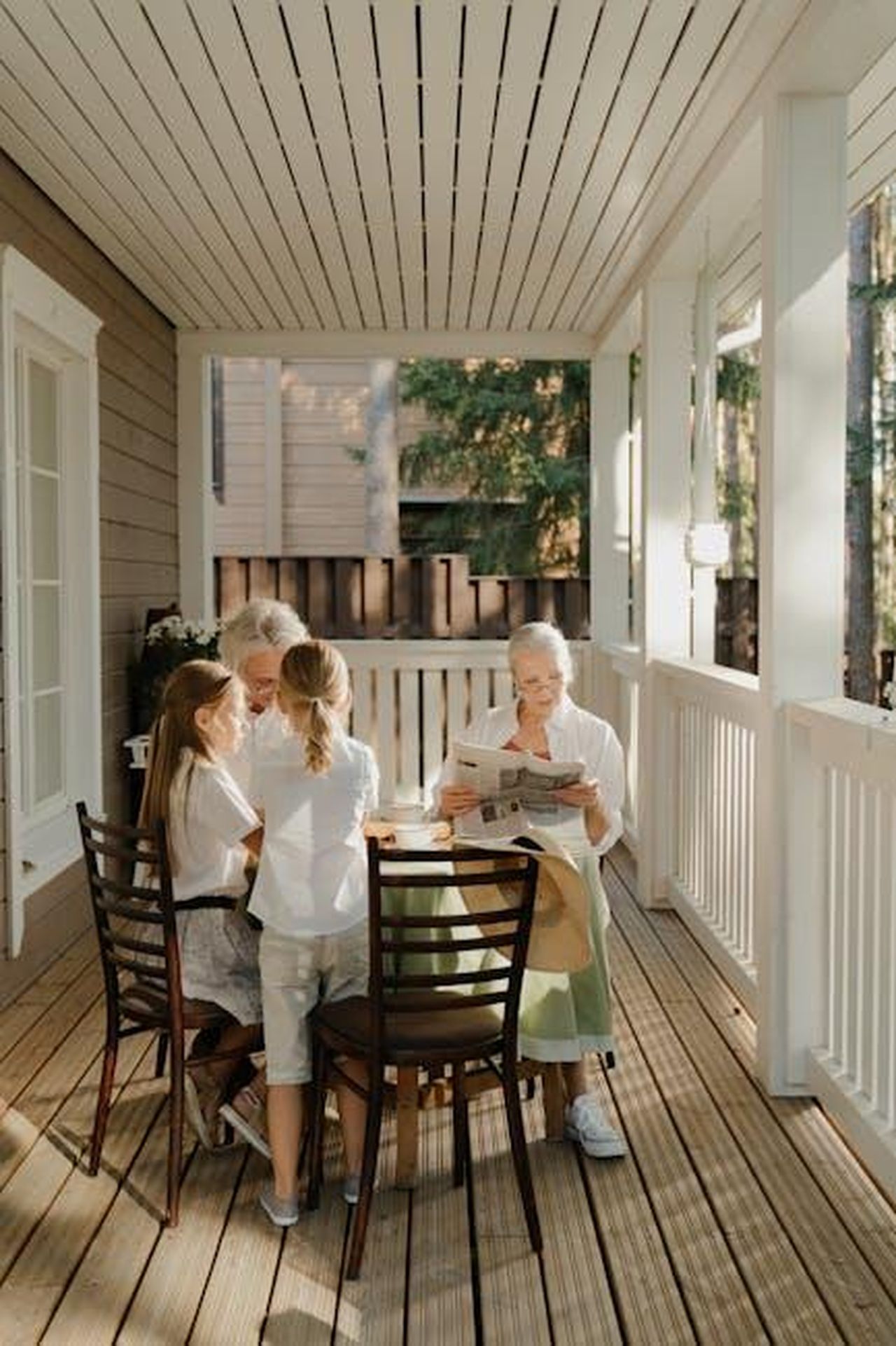 Le_rivelazioni_di_Tina_Knowles_sui_nipoti_dvKkKttiO0 - Confidenze24 Source: cottonbro studio - pexels - Grandparents enjoying family time with grandchildren on a sunny veranda.