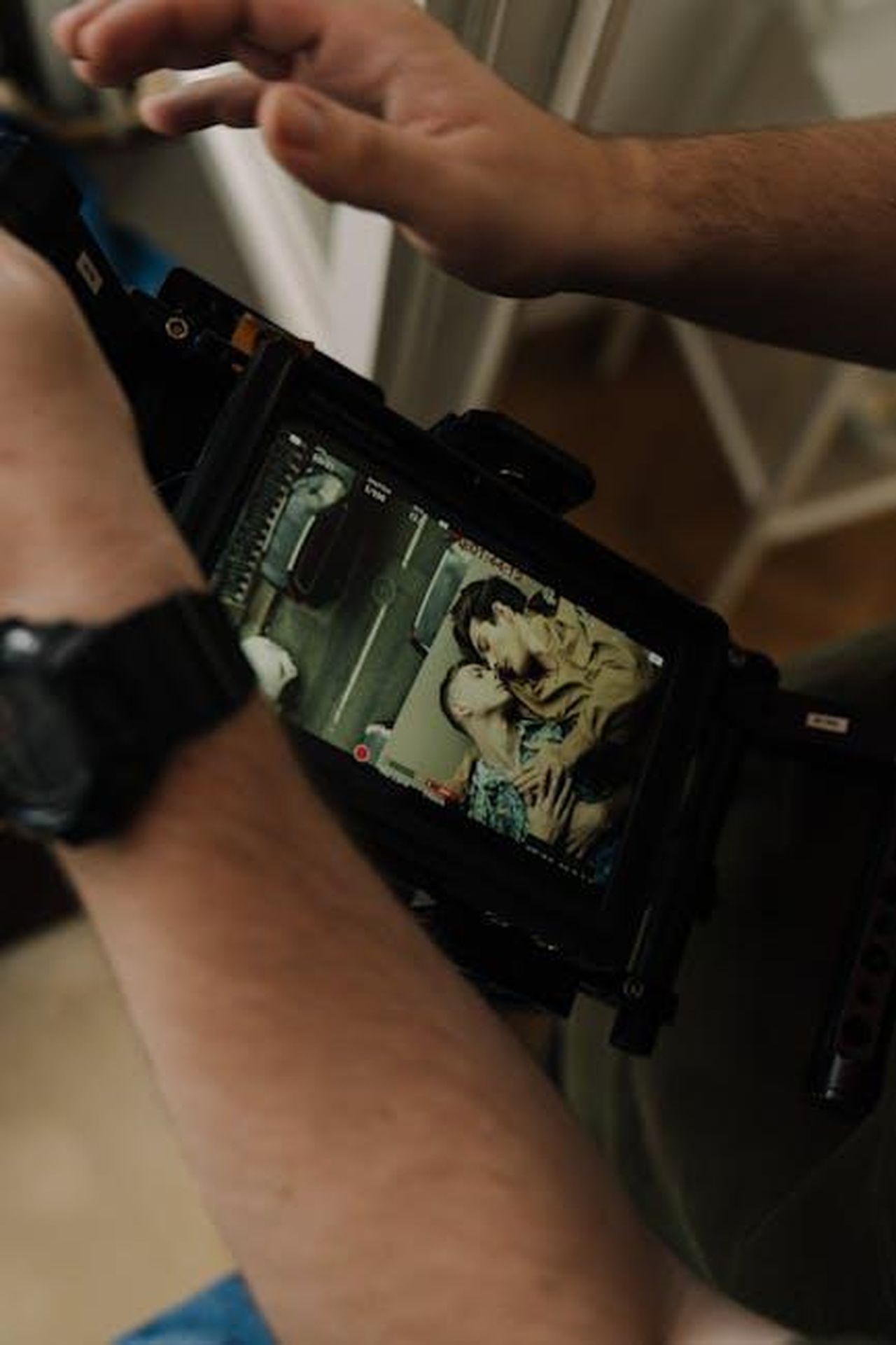 Le_scelte_di_Paltrow_e_Chalamet_riguardo_agli_intimacy_coordinators_eKUfdBbpBY - Confidenze24 Source: cottonbro studio - pexels - Close-up of a digital camera display showing a couple on a film set, capturing intimate moments.