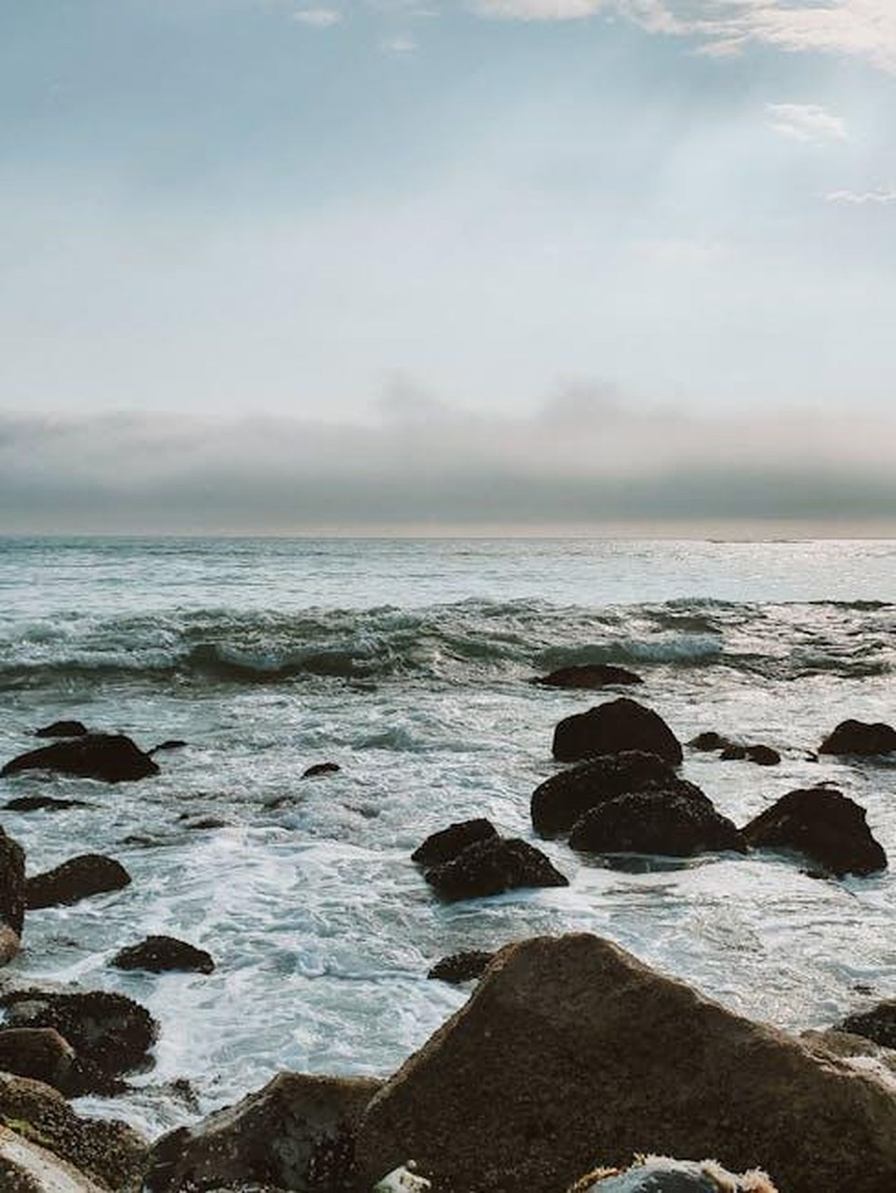 Le_sfide_della_fama_precoce_X9gQ854PfP - Confidenze24 Source: Axel Sandoval - pexels - Tranquil view of rocky shoreline with gentle waves at sunrise, ideal for relaxation themes.