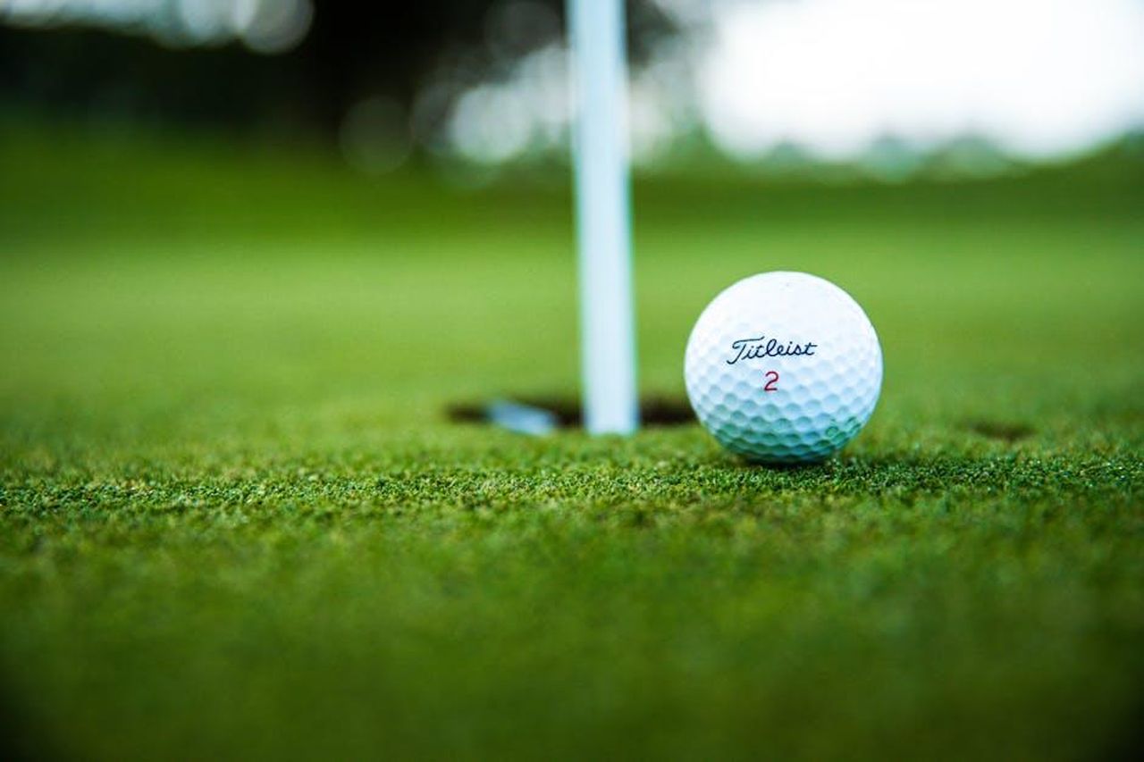 Le_somiglianze_tra_Tiger_Woods_e_Vanessa_Trump_eQi2TJkxtE - Confidenze24 Source: Thomas Ward - pexels - A close-up shot of a Titleist golf ball close to the hole on a green golf course.
