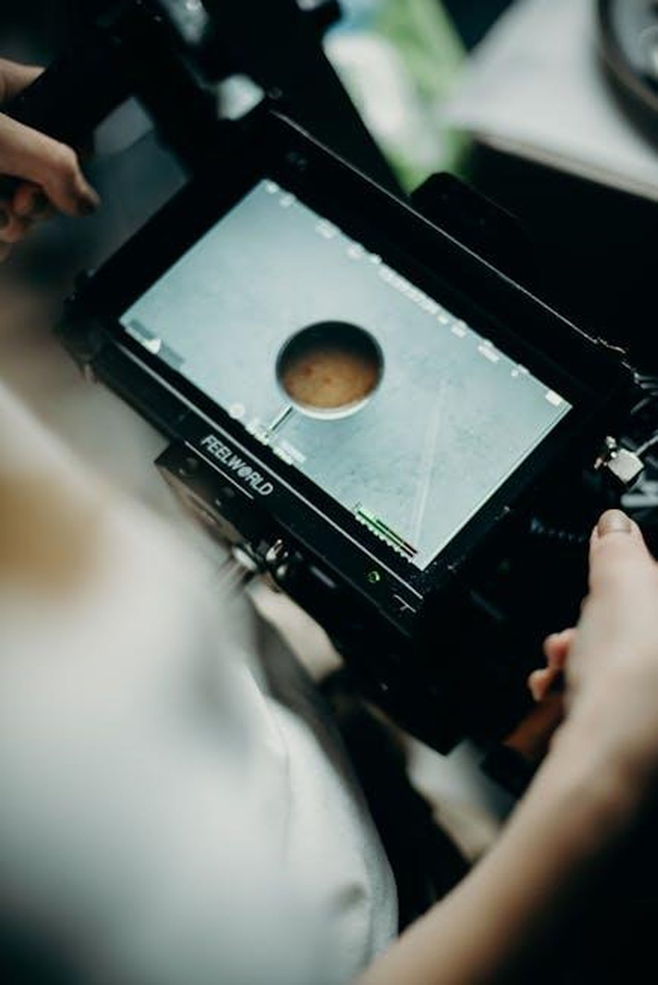 Le_somiglianze_tra_i_due_show_Di2bFAAFlV - Confidenze24 Source: cottonbro studio - pexels - Close-up view of a screen capturing a soup, highlighting video production setup.