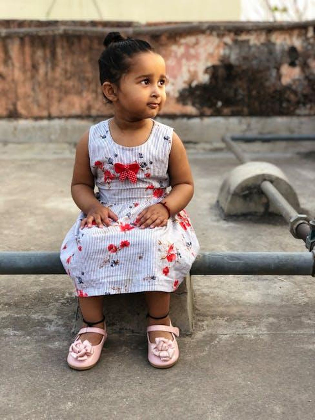 Le_speranze_di_Cuoco_per_Tildy_pMIgCVu8wv - Confidenze24 Source: RAHUL SINGH - pexels - Adorable toddler girl in a floral dress sitting outdoors, looking thoughtful.