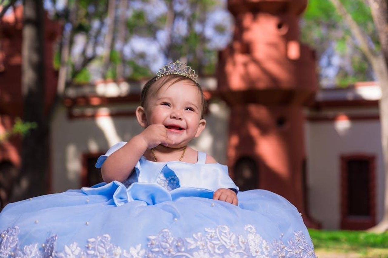 Le_tensioni_tra_Meghan_e_la_famiglia_reale_gtaeY6YydY - Confidenze24 Source: Becerra Govea Photo - pexels - Charming baby girl dressed as a princess with a tiara, smiling joyfully outside.
