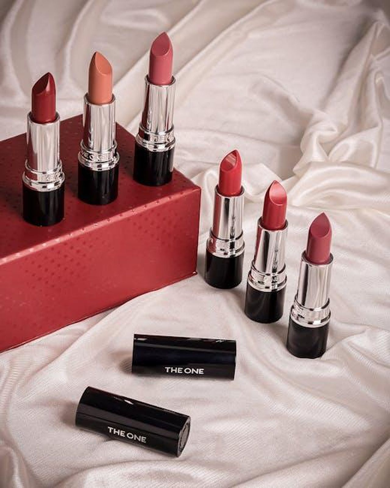 Le_tonalit_pi_amate_del_Tirtir_Waterism_Glow_Tint_JngHxuoulv - Confidenze24 Source: Hadis Padidaran - pexels - Aesthetic arrangement of vibrant lipsticks on silky fabric background.