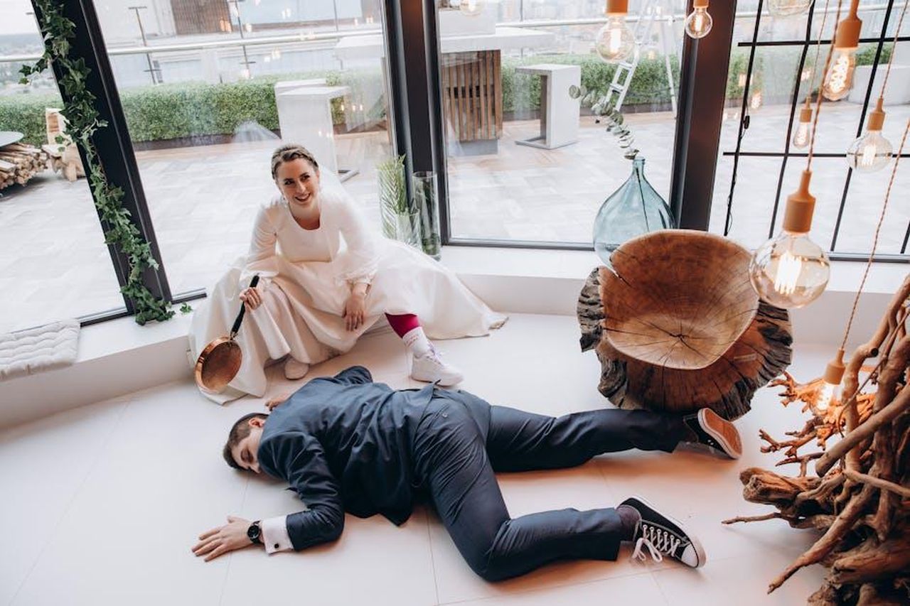 Le_voci_su_Ben_Affleck_e_Jennifer_Garner_KL43BRhD8Q - Confidenze24 Source: Natan Karnushin - pexels - A playful wedding moment with a humorous bride holding a pan over an unconscious groom.