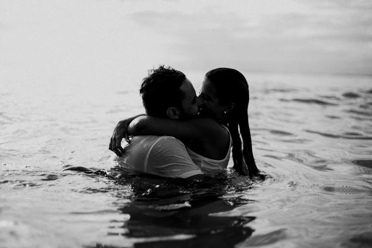 Le_voci_su_un_possibile_flirt_FPnN4g9zCD - Confidenze24 Source: Edward Eyer - pexels - A romantic embrace and kiss in the ocean, captured in black and white.
