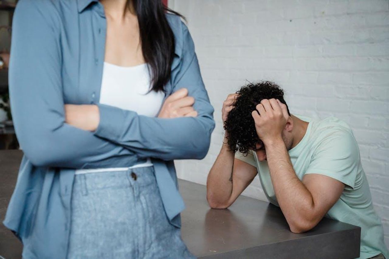 Le_voci_sul_motivo_dellassenza_96vSGtOkOQ - Confidenze24 Source: Timur Weber - pexels - A couple experiencing relationship stress and conflict in an indoor setting, illustrating discord and tension.