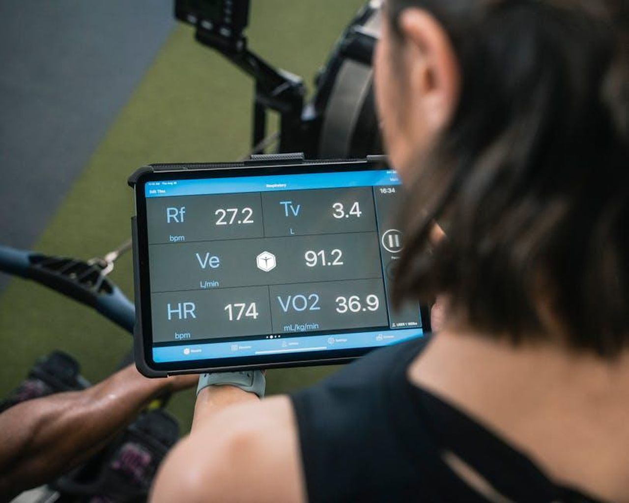 Leah_CharlesKing_difende_il_nuovo_orario_5SZZU1O4Rx - Confidenze24 Source: VO2 Master - pexels - Adult man reviewing fitness metrics on a tablet during a workout session at the gym.