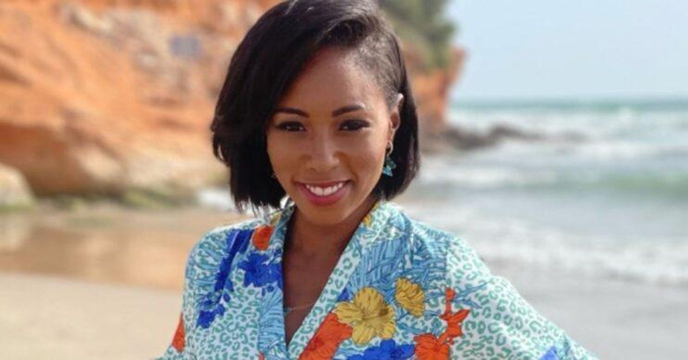Leah_CharlesKing_parla_delle_critiche_ricevute_cE459KpWSB - Confidenze24 Leah Charles-King parla delle critiche ricevute Leah Charles-King, conduttrice di A Place In The Sun