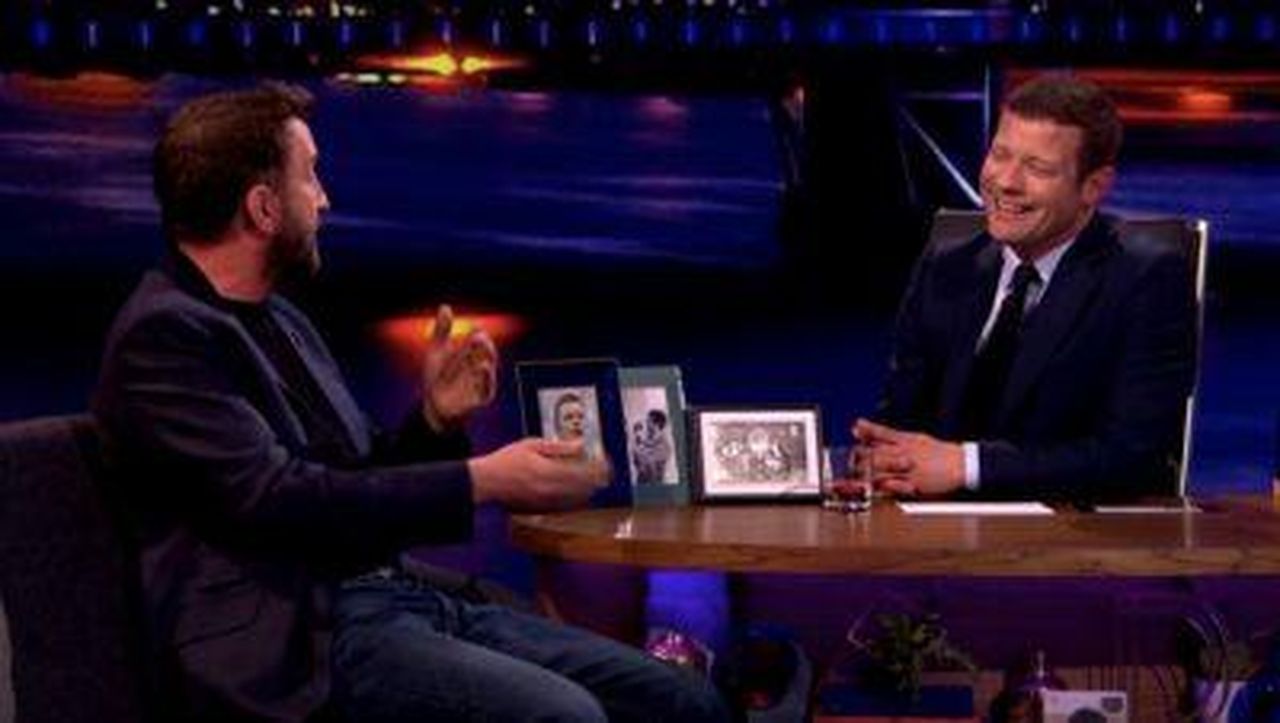 Lee_Mack_e_la_regola_numero_uno_di_Not_Going_Out_Nta0dPMoSZ - Confidenze24 Source: The Nightly Show/YouTube - The Nightly Show - Lee Mack e Dermot O'Leary nello show Not Going Out