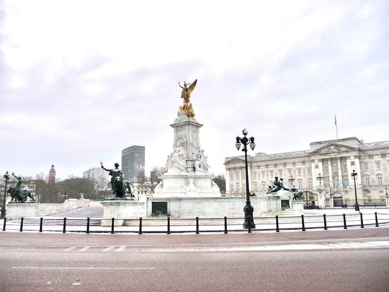 Legami_con_la_famiglia_reale_OrbpFUXgJQ - Confidenze24 Source: Andreas Leindecker - pexels - Capture of Victoria Memorial and Buckingham Palace, iconic London landmarks in daylight.
