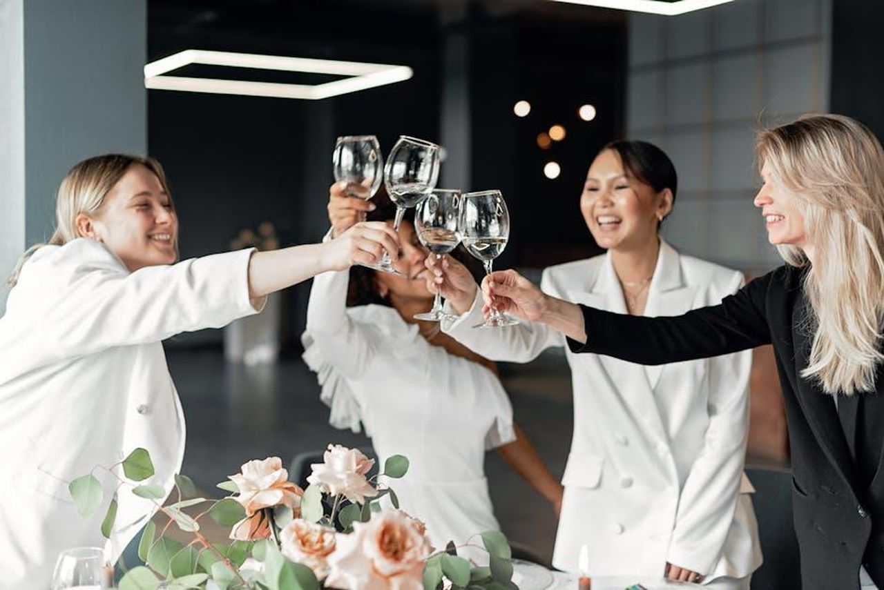Legami_tra_le_celebrit_zimevIfDZI - Confidenze24 Source: Mikhail Nilov - pexels - Women celebrating indoors with a toast, clinking wine glasses, joyful and smiling.