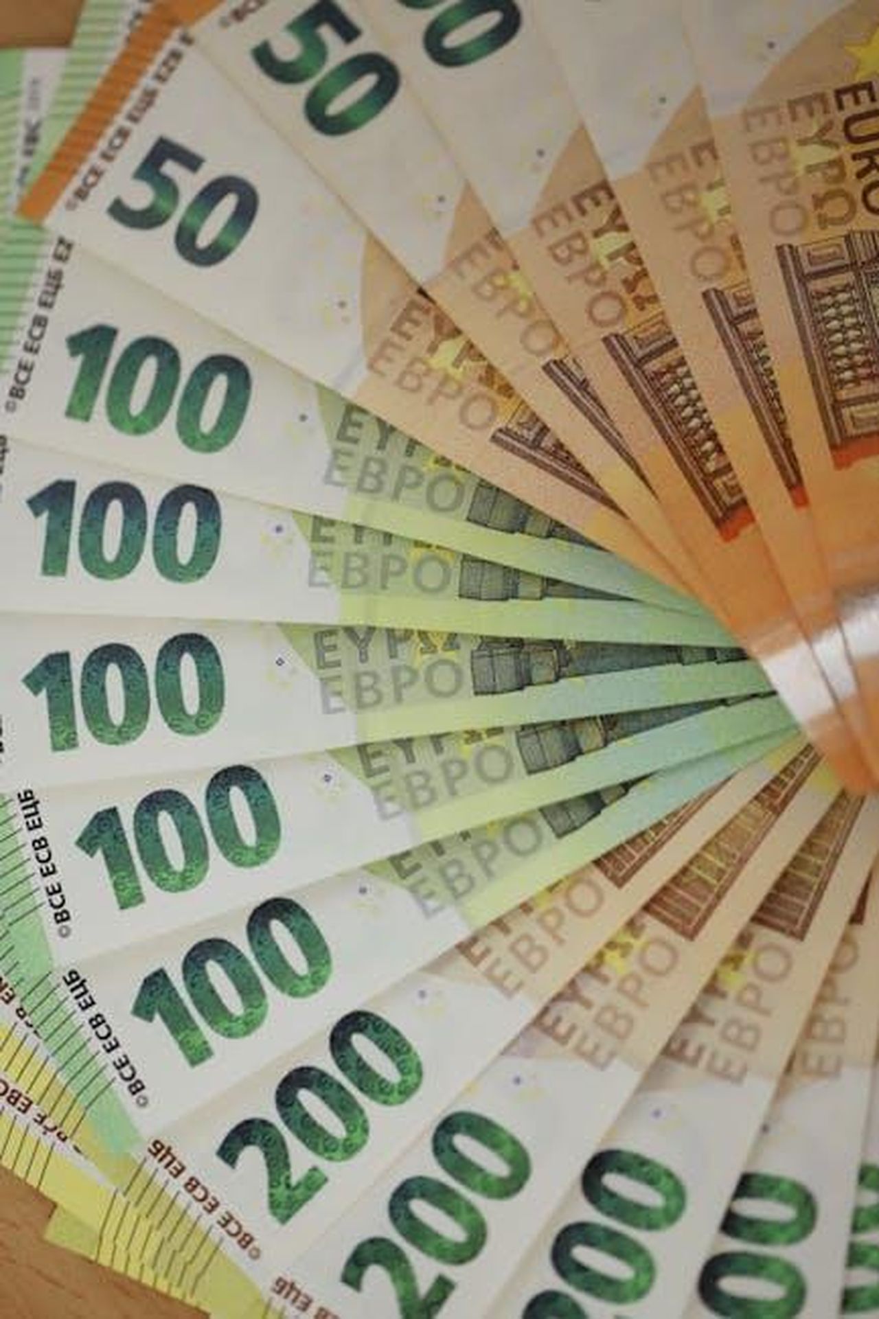 Leone_23_luglio__22_agosto_g2Pcmwugqb - Confidenze24 Source: Christina & Peter - pexels - Colorful array of euro banknotes fanned out, showcasing various denominations for financial themes.