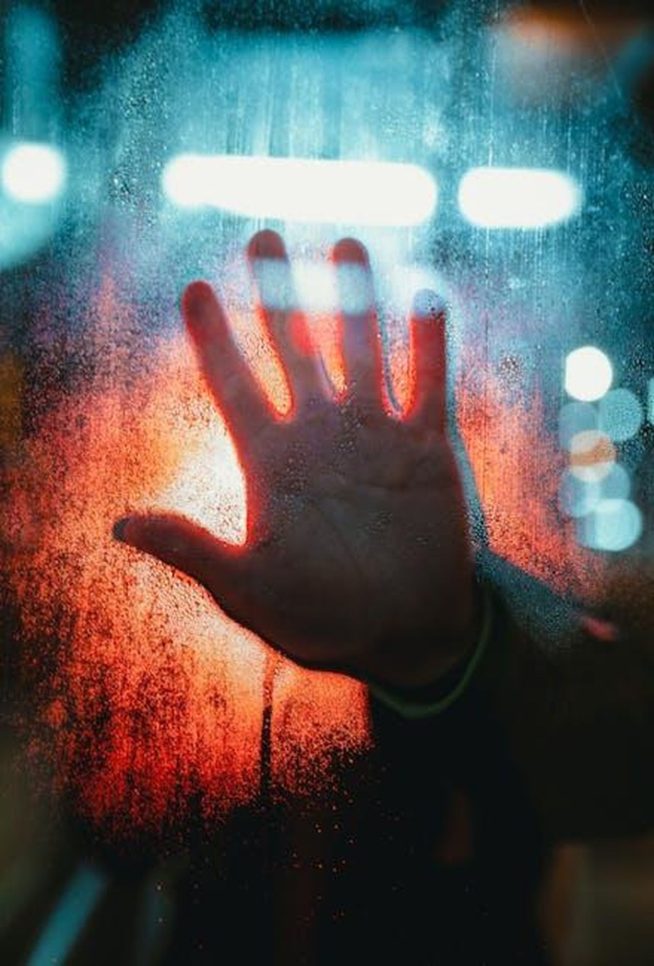 Lepidemia_di_morbillo_in_Texas_83iYoOwEjq - Confidenze24 Source: Josh Hild - pexels - A dramatic depiction of a hand pressed against a foggy, illuminated window.