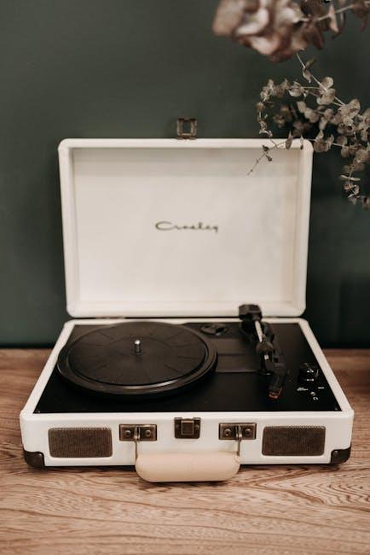 Leredit_musicale_di_Roberta_Flack_jWqDTf4POe - Confidenze24 Source: Pavel Danilyuk - pexels - A vintage-style white turntable sits open on a wooden surface, offering a retro aesthetic.