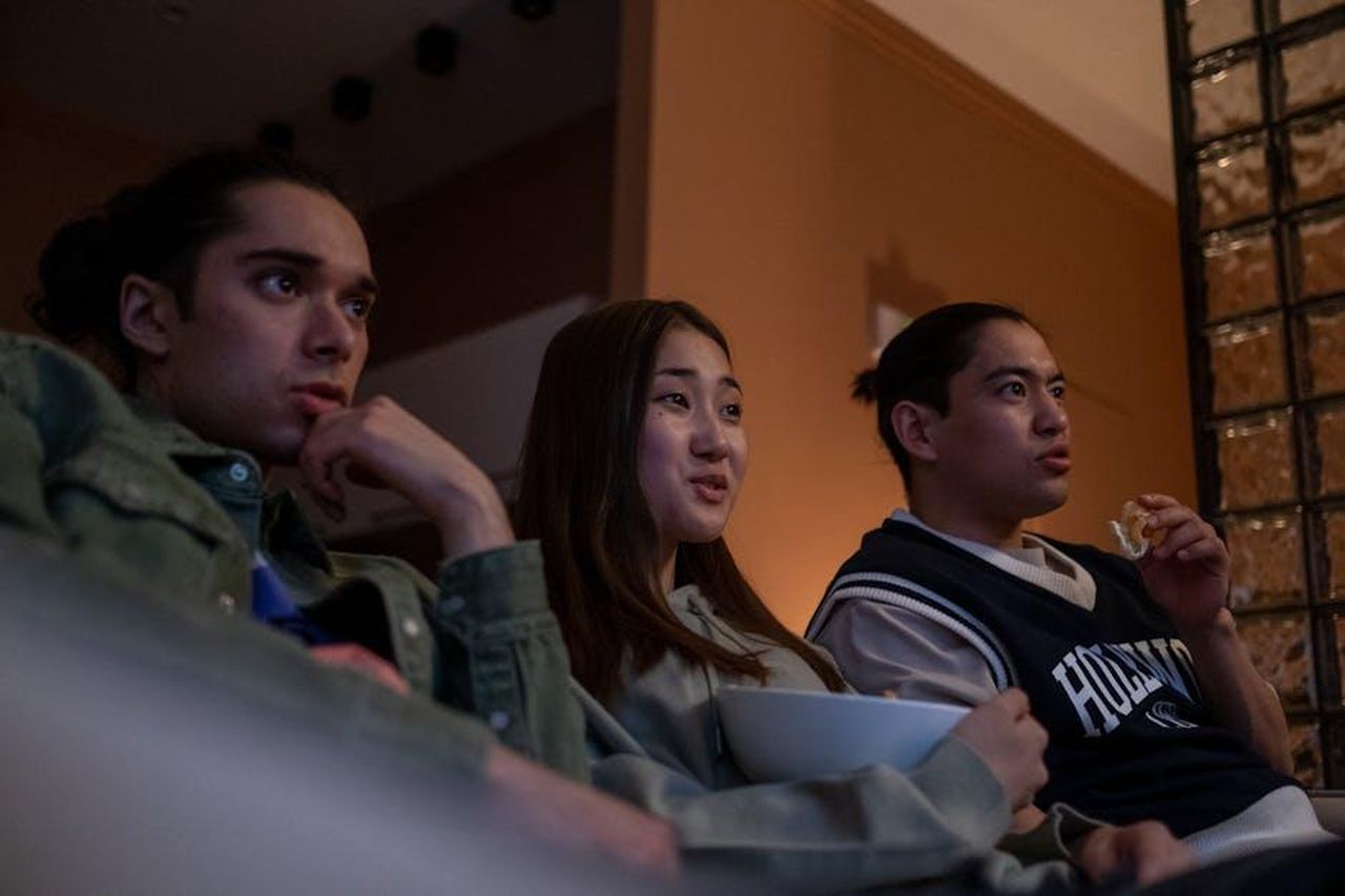 Lespansione_delluniverso_di_Blue_Bloods_uphtCVUT1t - Confidenze24 Source: Ron Lach - pexels - Three diverse teenagers watching TV indoors, sharing snacks and enjoying a cozy movie night.