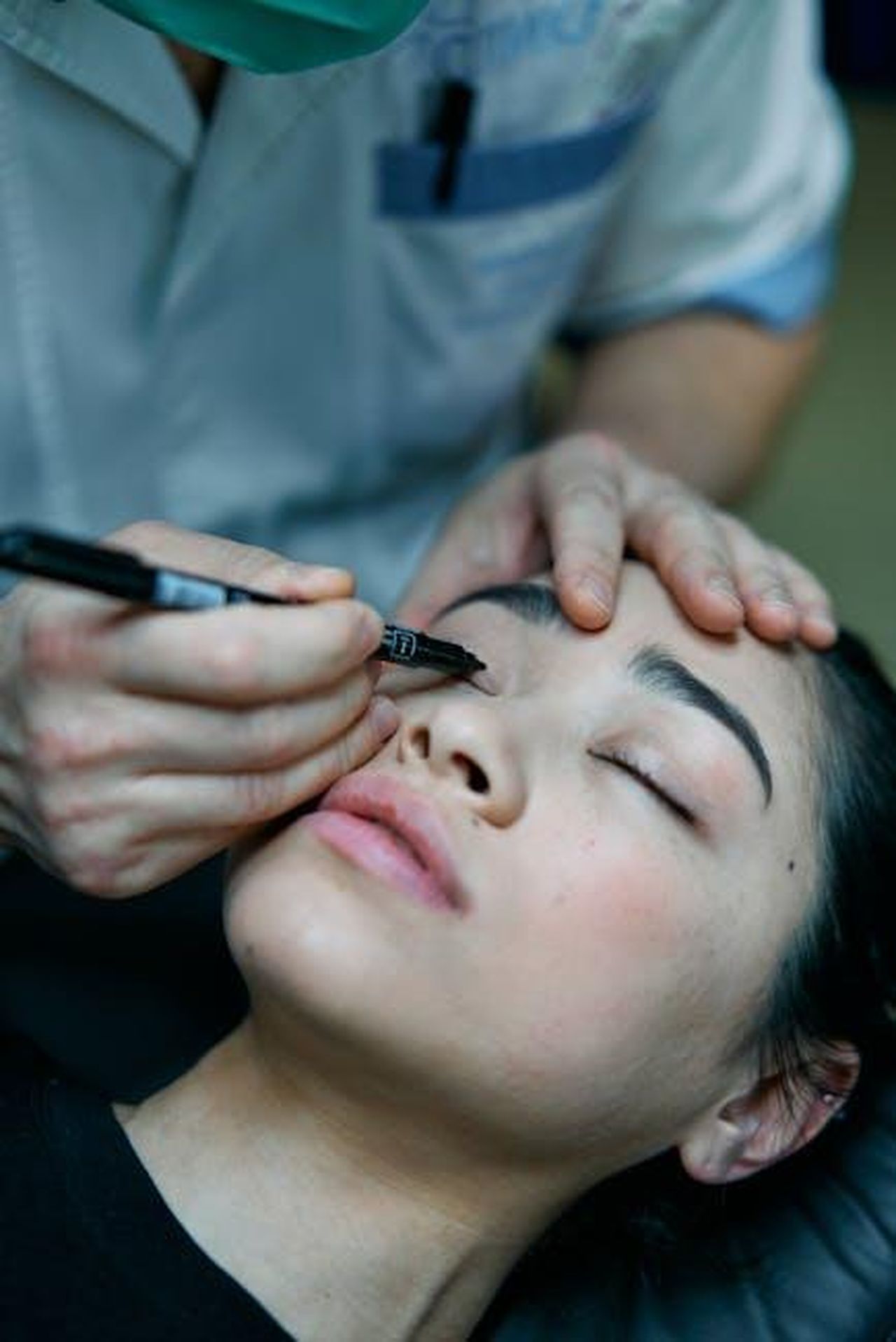 Lesperienza_di_Meghan_con_il_dottor_Danielpour_MUhiLyME5O - Confidenze24 Source: cottonbro studio - pexels - Cosmetologist marking eyelids for blepharoplasty on a patient.