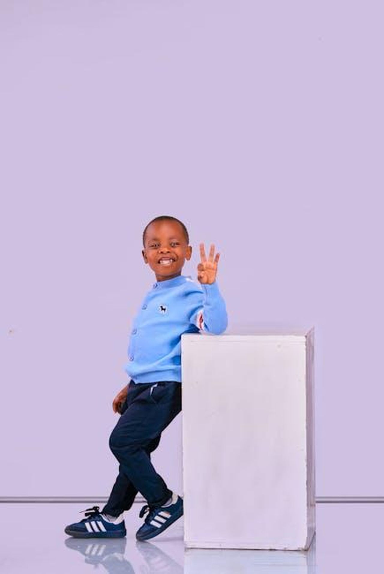 Lesperienza_di_Olympia_e_Adira_nella_campagna_V5Pton4pZN - Confidenze24 Source: Mika Photogenius - pexels - Happy young boy making a peace sign in a studio setting.
