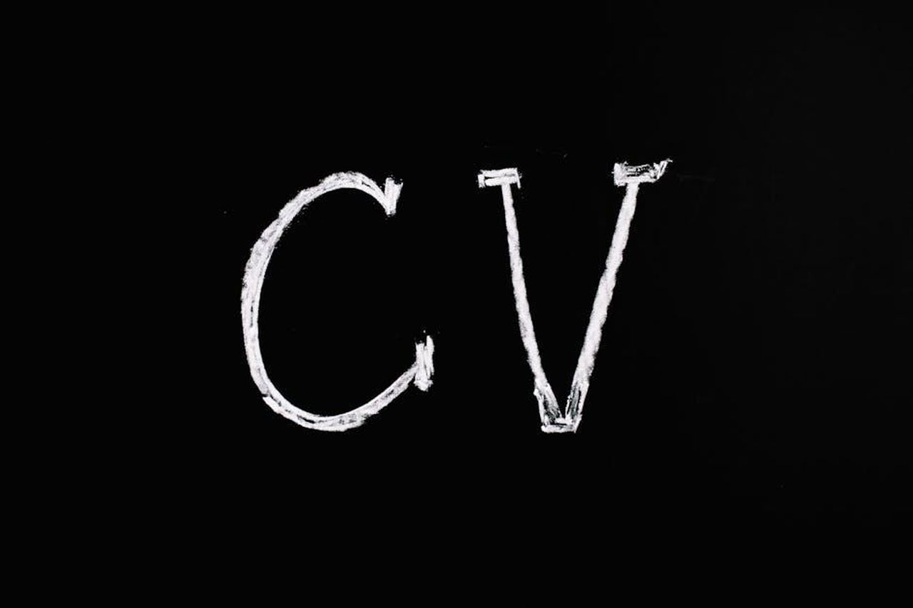 Lesperienza_di_portare_le_figlie_a_lavorare_con_loro_yfKl2ToOwD - Confidenze24 Source: Anna Tarazevich - pexels - Chalk text 'CV' on a black chalkboard. Ideal for resume or education-related themes.
