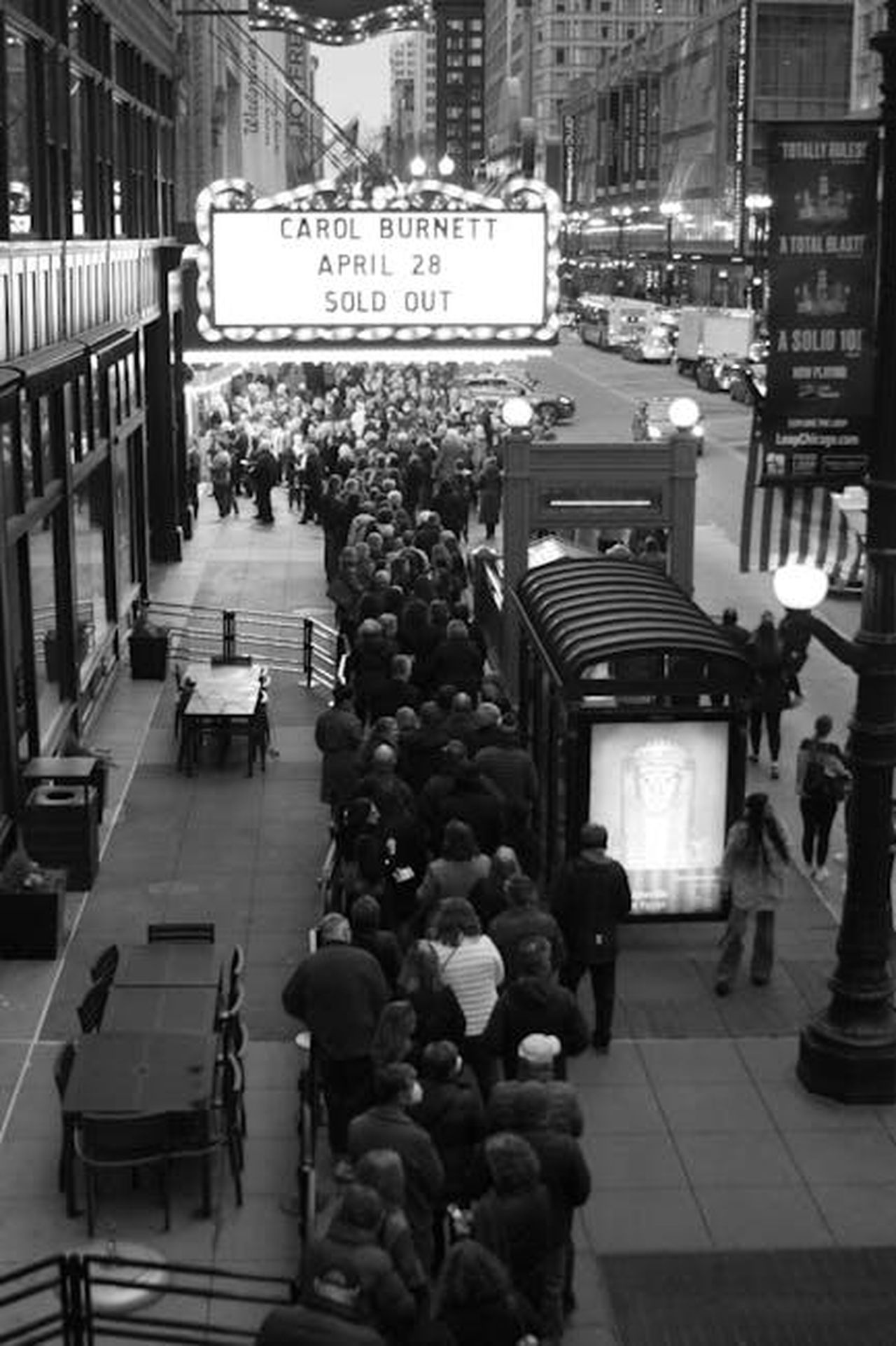 Levento_Broadway_Backwards_7VHbj1i7EV - Confidenze24 Source: Pavlos Lee - pexels - Black and white image of crowd outside theater with Carol Burnett sold-out show signage.