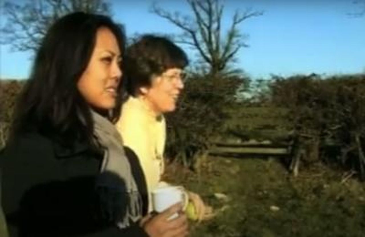 LiDa_ammette_che_la_sua_infanzia__stata_meravigliosa_OBChMOEzPx - Confidenze24 Source: Li-Da Kruger - YouTube - Prue Leith e Li-Da Kruger nel documentario di Li-Da
