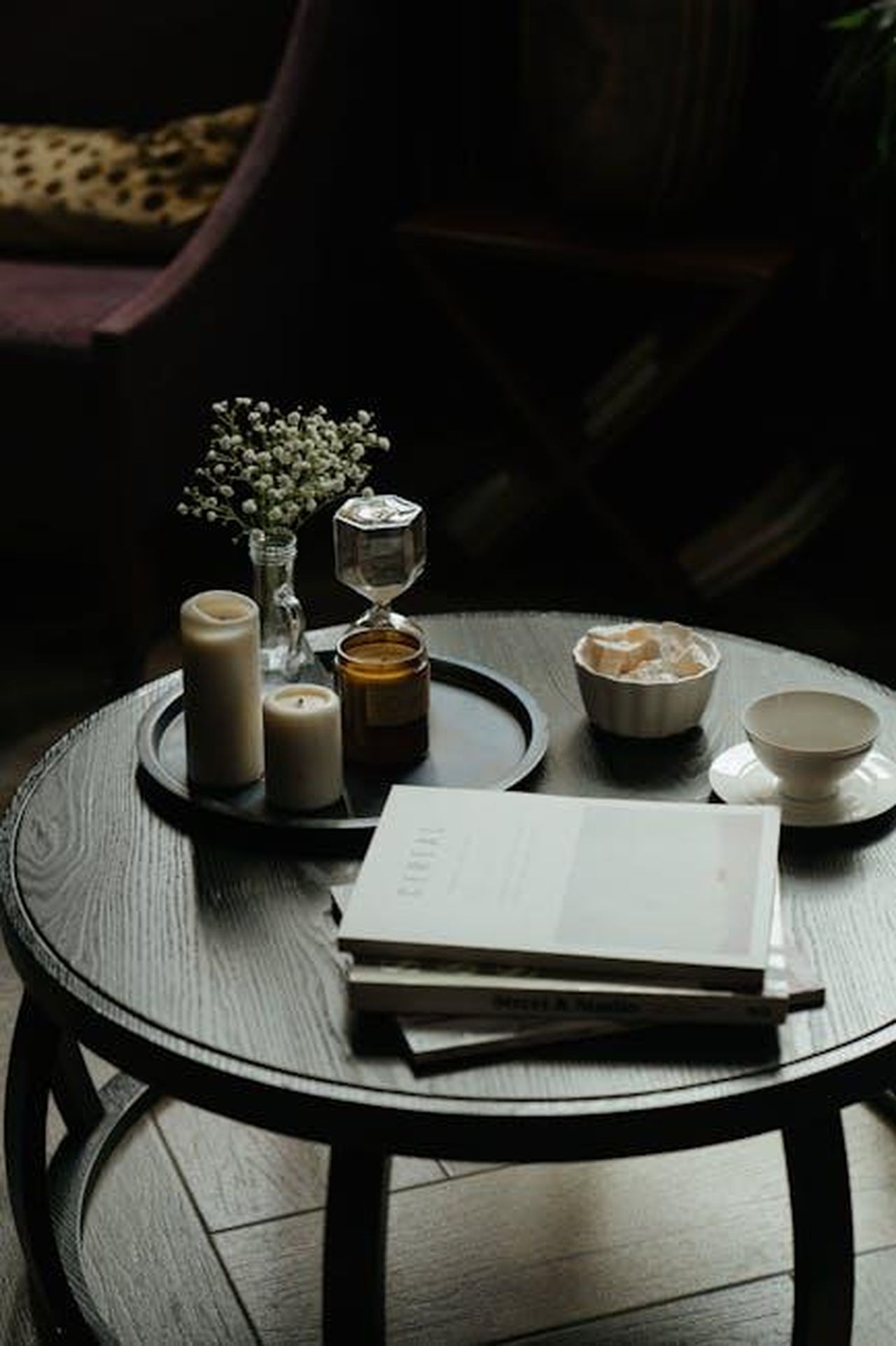 Libri_consigliati_per_i_bambini_pi_grandi_p79EUnaEOt - Confidenze24 Source: cottonbro studio - pexels - A cozy coffee table setting with books, candles, and a cup of tea - perfect for a relaxing break.