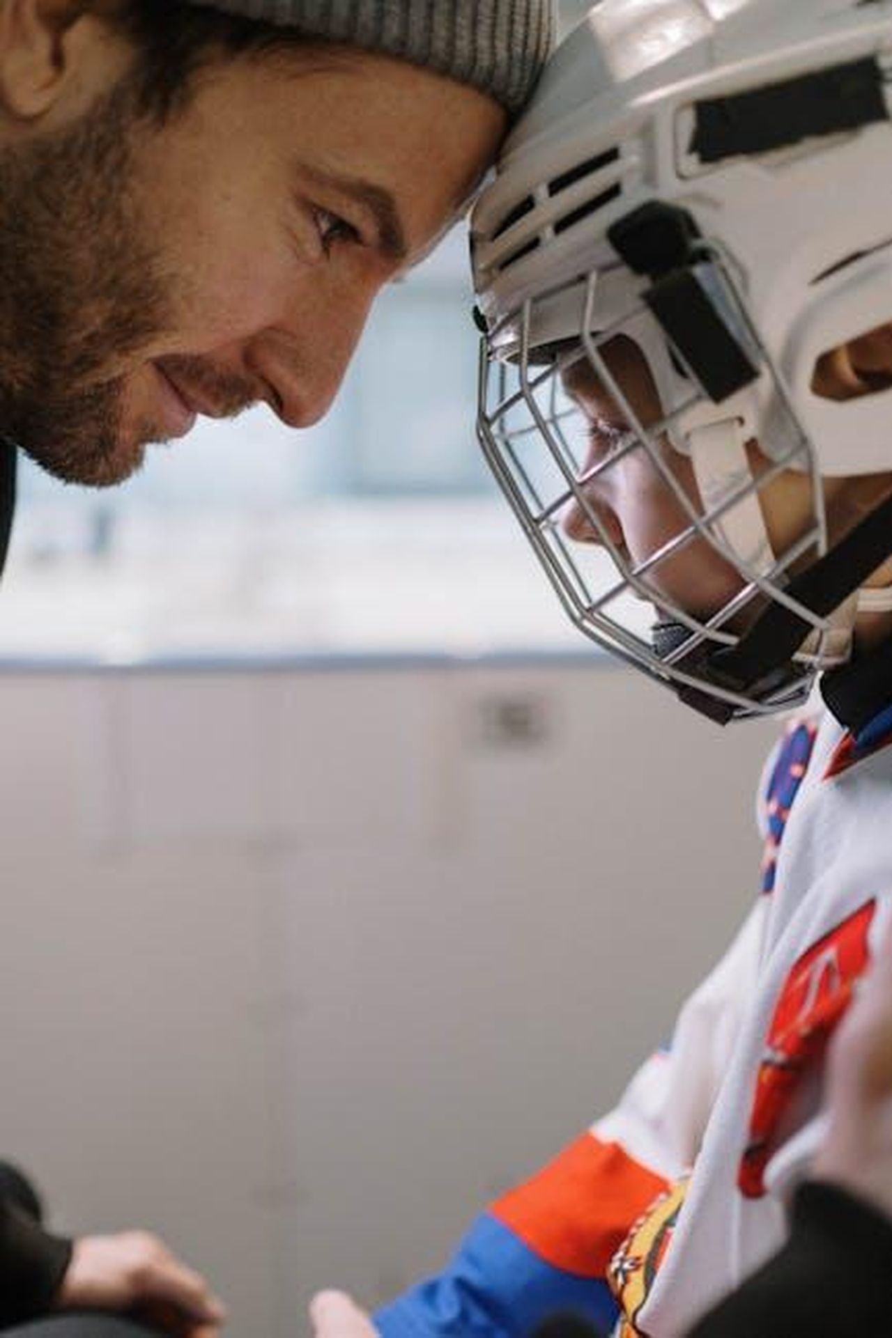 Liev_Schreiber_difende_la_figlia_dalle_critiche_RPN6nQB2dy - Confidenze24 Source: cottonbro studio - pexels - A father encourages his young son before an ice hockey match, showing support and motivation.
