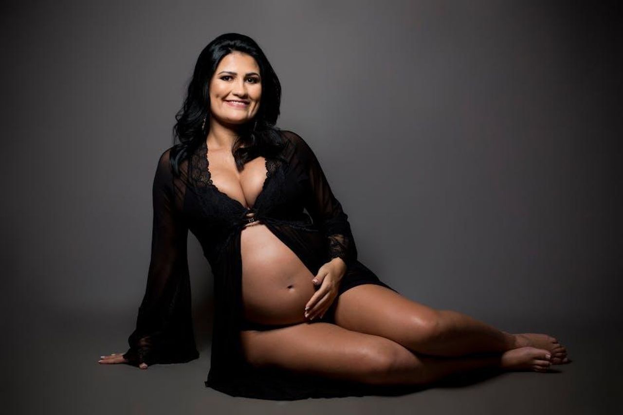 Lili_celebra_la_vita_di_Dave_Myers_Vls5EXPiHN - Confidenze24 Source: Andreza Vasconcelos - pexels - A serene studio portrait of a smiling pregnant woman in elegant maternity wear.