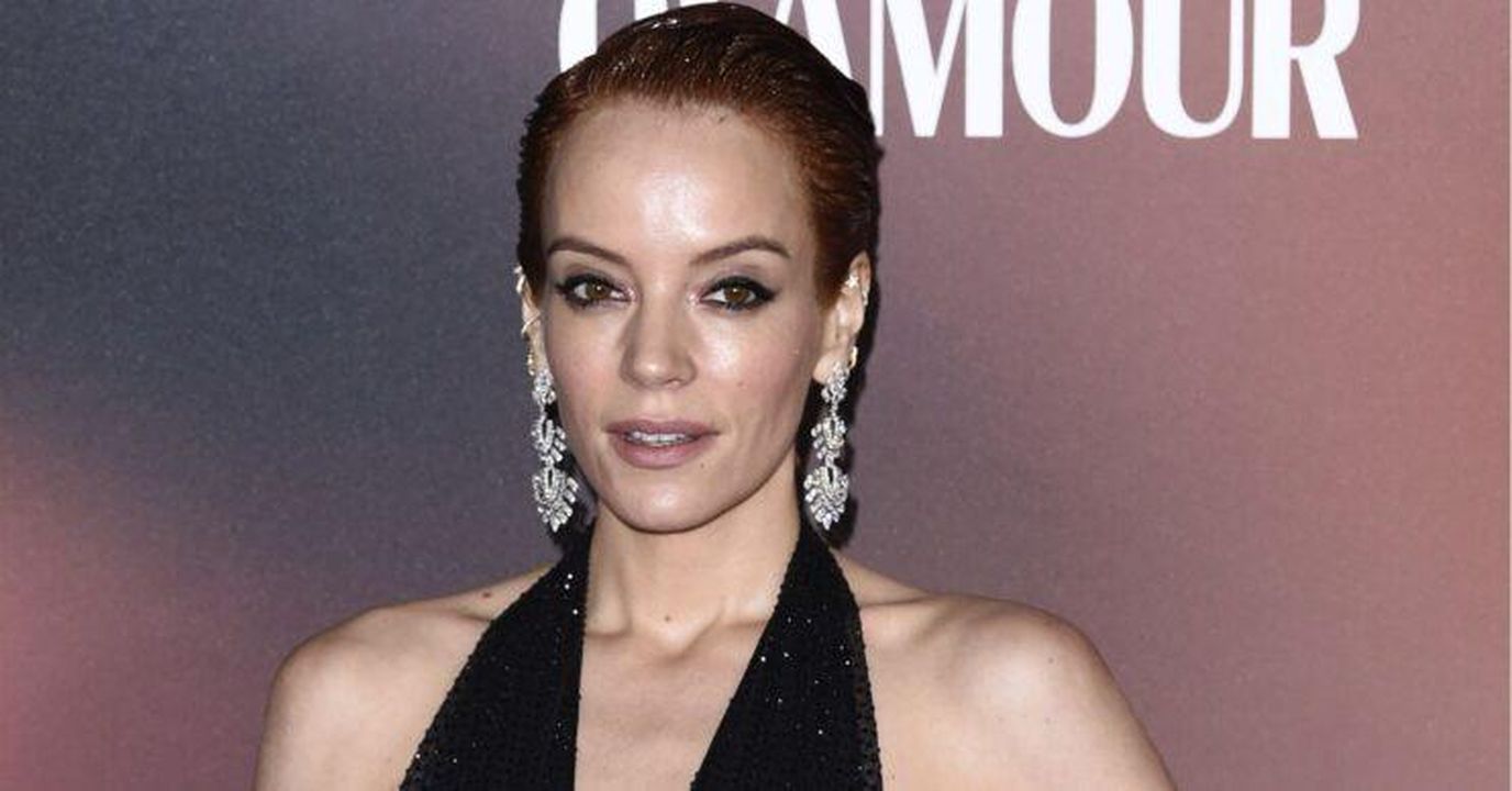Lily_Allen_annuncia_lintervento_dopo_la_separazione_da_David_Harbour_PkQyDm7sNn - Confidenze24 Lily Allen annuncia l'intervento dopo la separazione da David Harbour Lily Allen sul red carpet