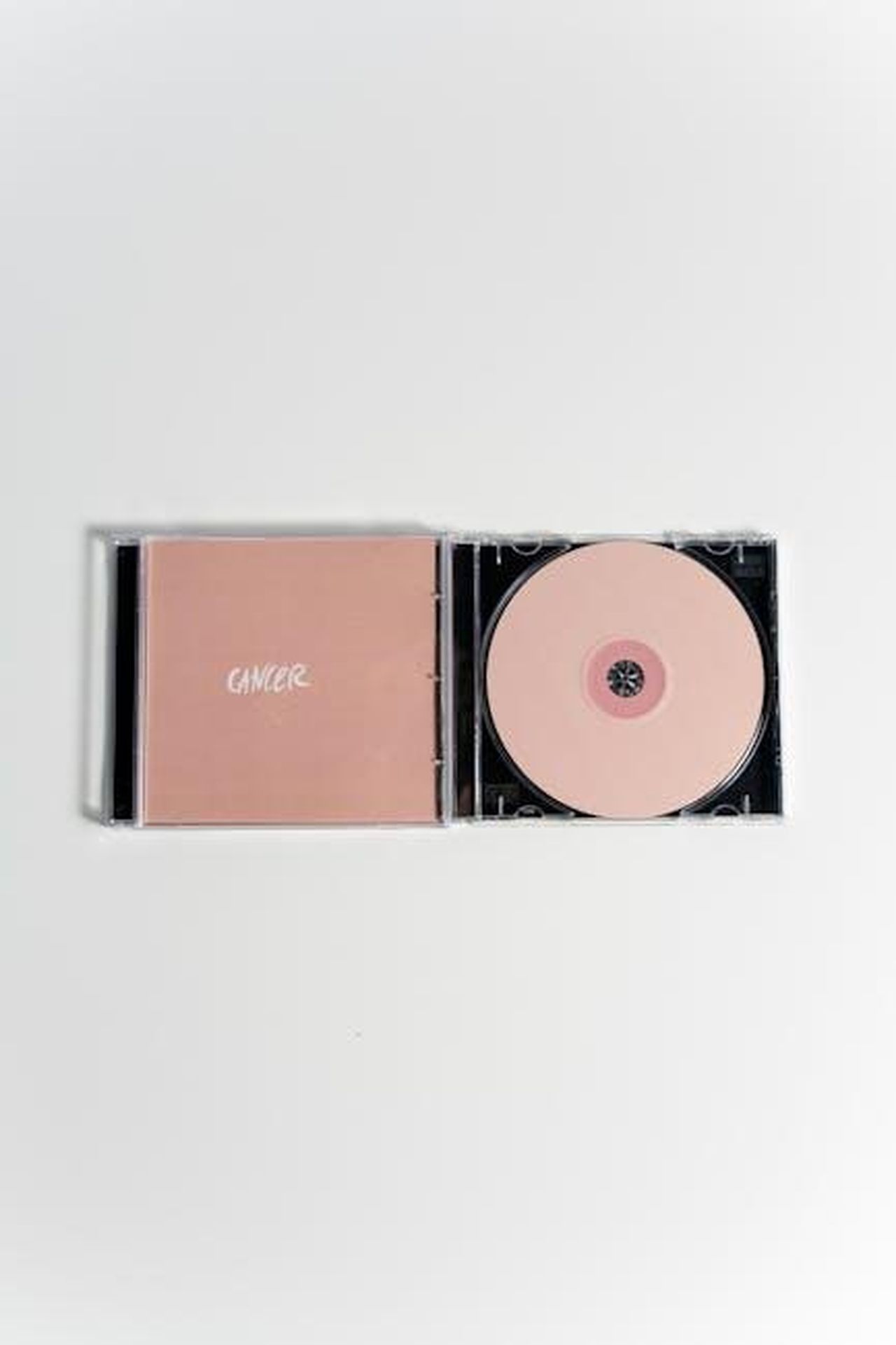 Limpatto_della_playlist_di_Re_Carlo_tHCeOAJ3VO - Confidenze24 Source: cottonbro studio - pexels - Minimalist pink CD and case representing breast cancer awareness.