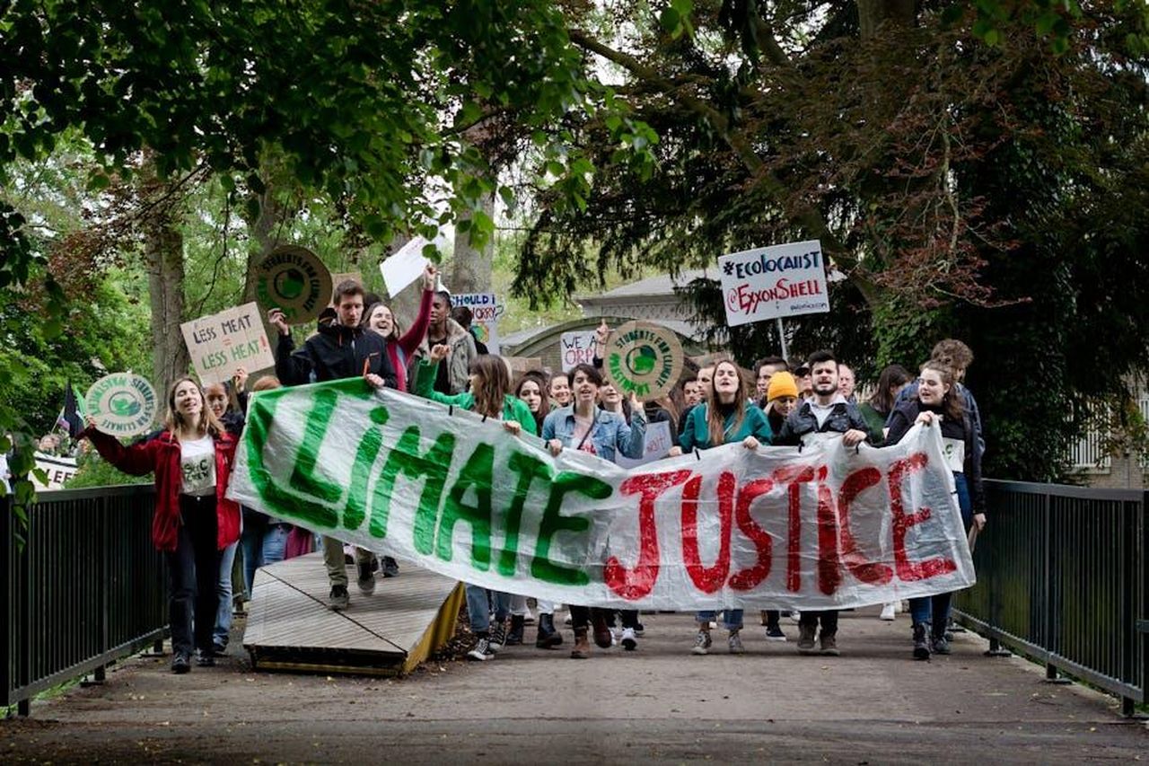 Limpegno_di_Zahara_e_il_supporto_di_Angelina_oN41uXRCQ0 - Confidenze24 Source: Vincent M.A. Janssen - pexels - Group of activists marching for climate justice in Maastricht with banners and signs.