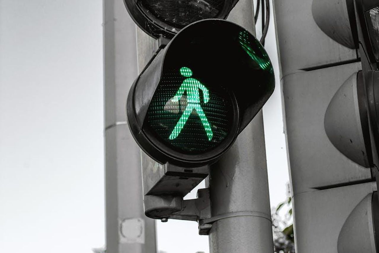 Limportanza_di_indossare_il_casco_e_la_sicurezza_stradale_faTgEy4UrI - Confidenze24 Source: JESHOOTS.com - pexels - Close-up of a green pedestrian traffic signal indicating walk at an intersection.