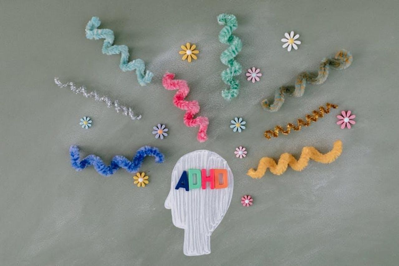 Limportanza_di_non_sentirsi_soli_nella_lotta_contro_la_psicosi_a8B5cDQ1m7 - Confidenze24 Source: Tara Winstead - pexels - Creative illustration highlighting ADHD awareness with colorful brain imagery.