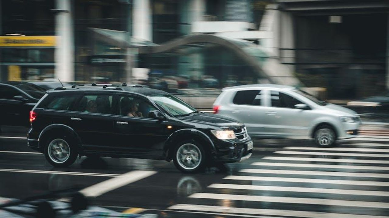 Lincidente_hitandrun_di_Sara_pSt1p9zEMs - Confidenze24 Source: Kaique Rocha - pexels - Vehicles speeding through a city street with a visible zebra crossing and blurred motion effect.