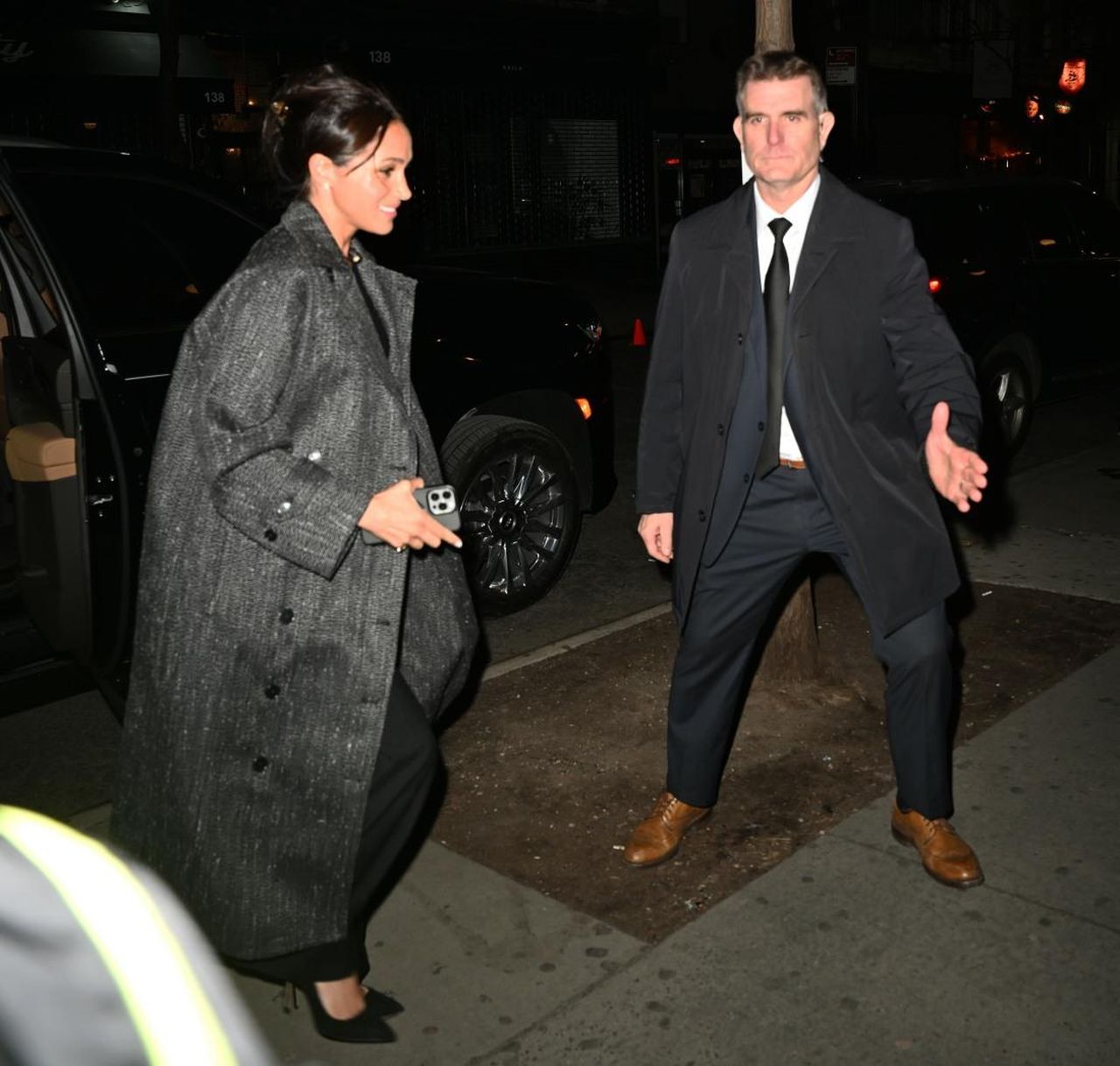 Lincontro_con_i_fan_al_Ludlow_House_d9hBp3zWdx - Confidenze24 L'incontro con i fan al Ludlow House La Duchessa Meghan al Ludlow House