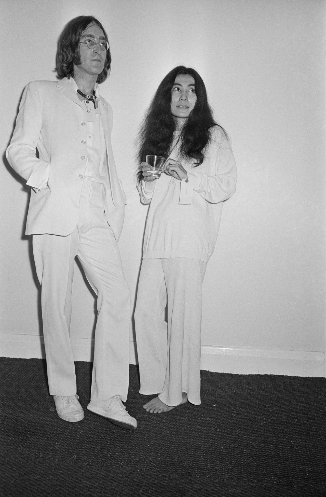Lincontro_tra_Yoko_Ono_e_John_Lennon_un_inizio_controverso_zGNkx4XL6O - Confidenze24 Source: Ballard/Daily Express/Getty Images - - Yoko Ono e John Lennon