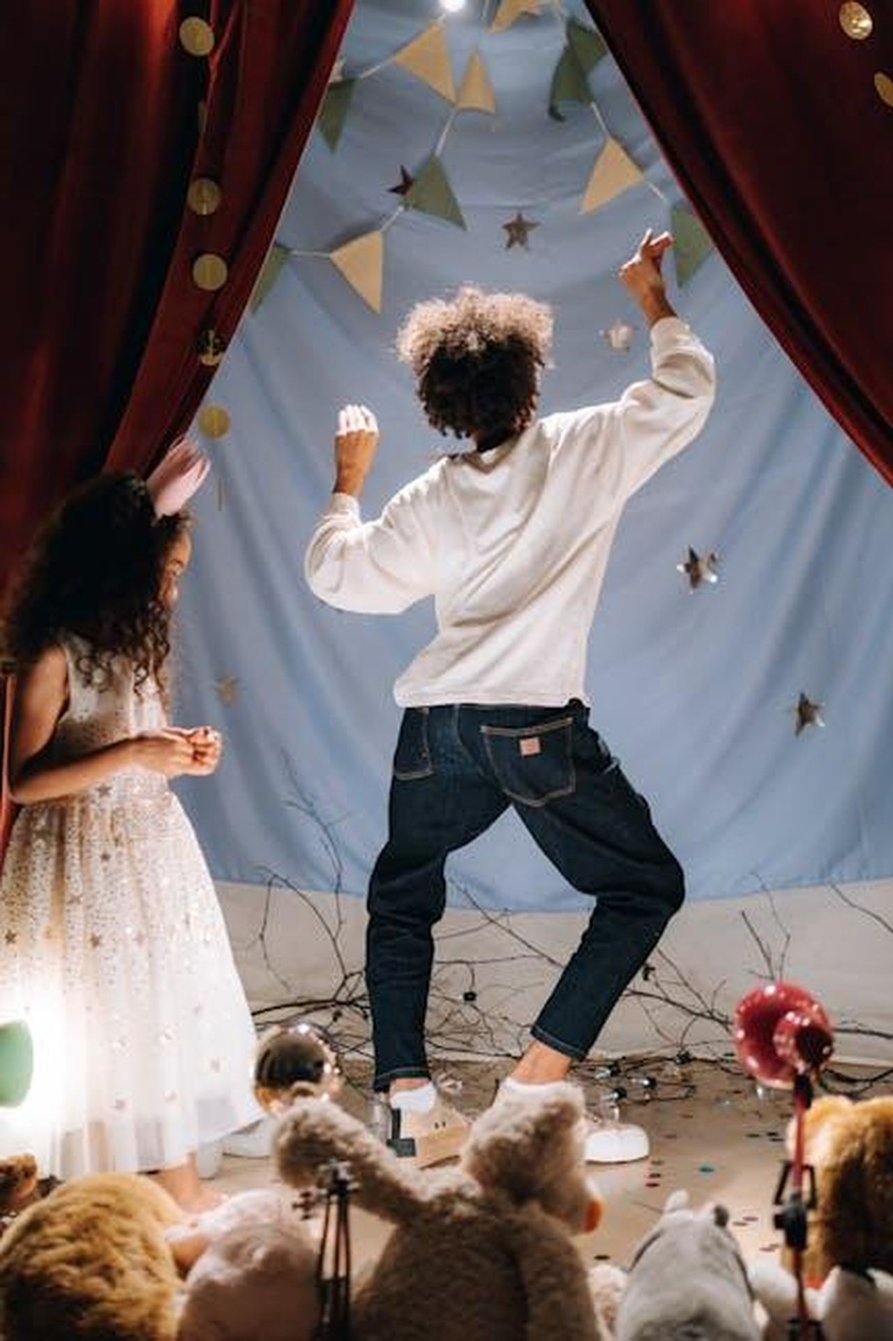 Linfluenza_della_famiglia_di_attori_yPDWCvsDHU - Confidenze24 Source: cottonbro studio - pexels - Kids having fun acting on a homemade stage with playful costumes and props.