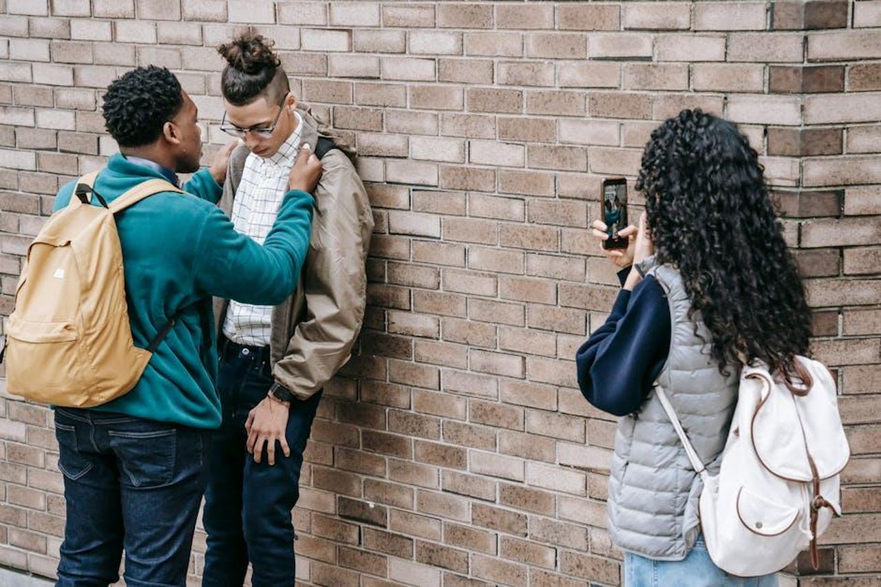 Lintervento_al_naso_di_Jodie__nato_dal_bullismo_mFJ9R3rpw3 - Confidenze24 Source: Keira Burton - pexels - A bullying incident between students at a university campus, recorded with a smartphone.