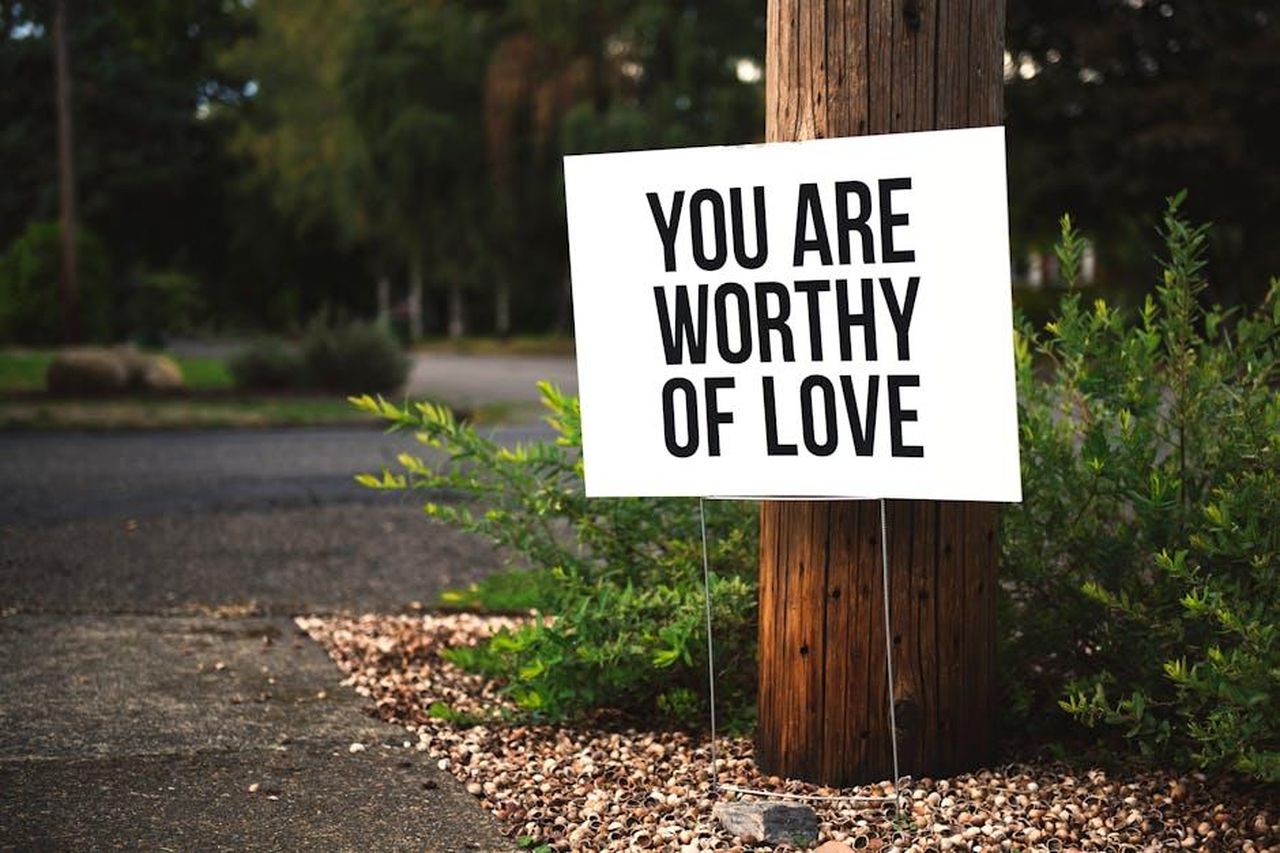 Lintervista_di_Paulina_Gretzky_con_Kind_Magazine_MSXFz1QztD - Confidenze24 Source: Tim Mossholder - pexels - A positive message sign "You are worthy of love" in a park setting.