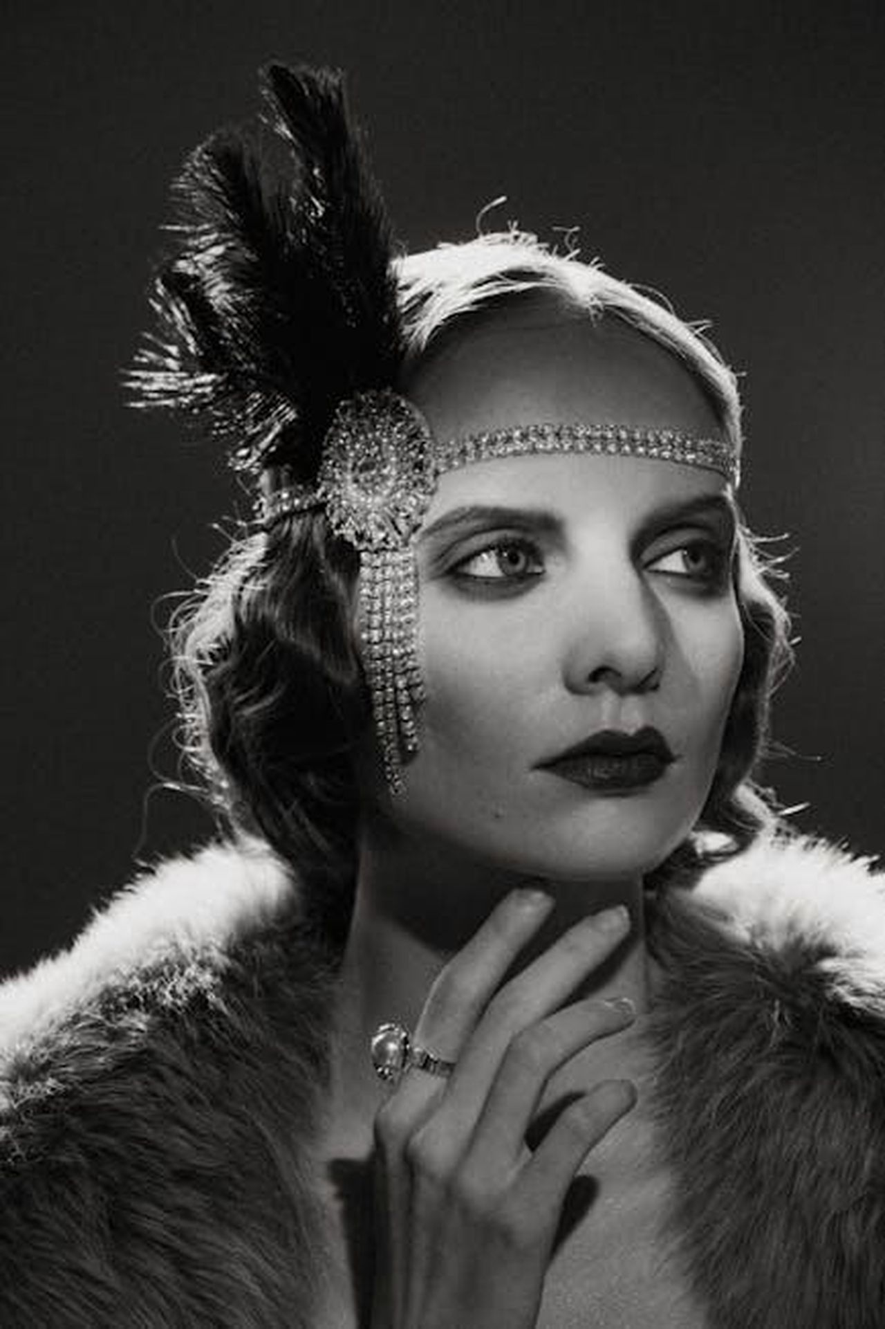 Linvecchiamento_a_Hollywood_una_sfida_sajbrfyLP6 - Confidenze24 Source: cottonbro studio - pexels - Elegant vintage-style portrait of a woman in classic Hollywood glamour.