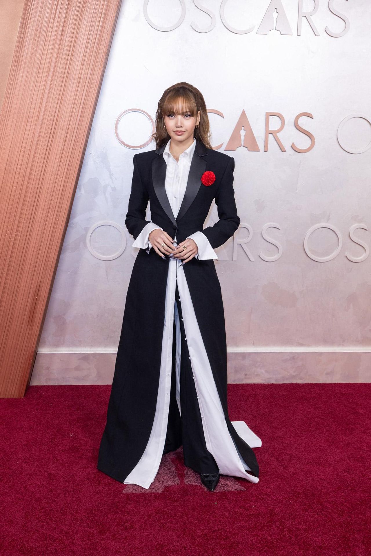 Lisa_di_Blackpink_e_il_suo_abito_unico_JI30jwoHfF - Confidenze24 Source: Avalon.red - - Lisa in un abito tuxedo Mark Gong