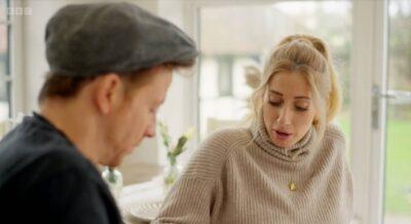 Litighiamo_JE94Hubz5E - Confidenze24 Source: BBC iPlayer - - Stacey Solomon e Joe Swash entrambi guardano in basso