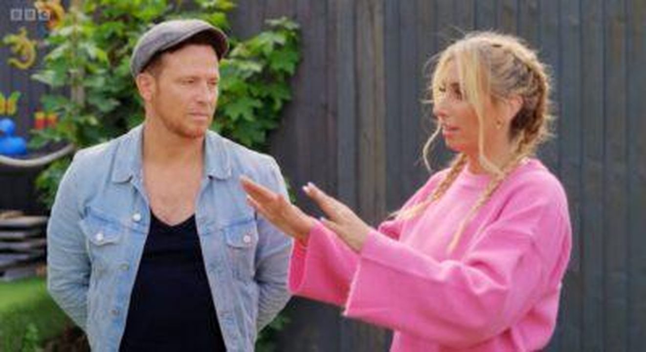 Litigi_finti_7NMh6wObhc - Confidenze24 Source: BBC iPlayer - - Joe Swash guarda Stacey Solomon