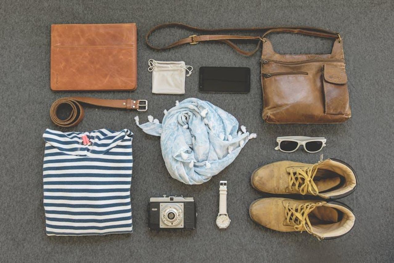 Lo_stile_di_Jennifer_e_Emme_ZyGXlAIsCe - Confidenze24 Source: Lum3n - pexels - Vintage travel essentials flat lay with leather bags, shoes, camera, and clothing.