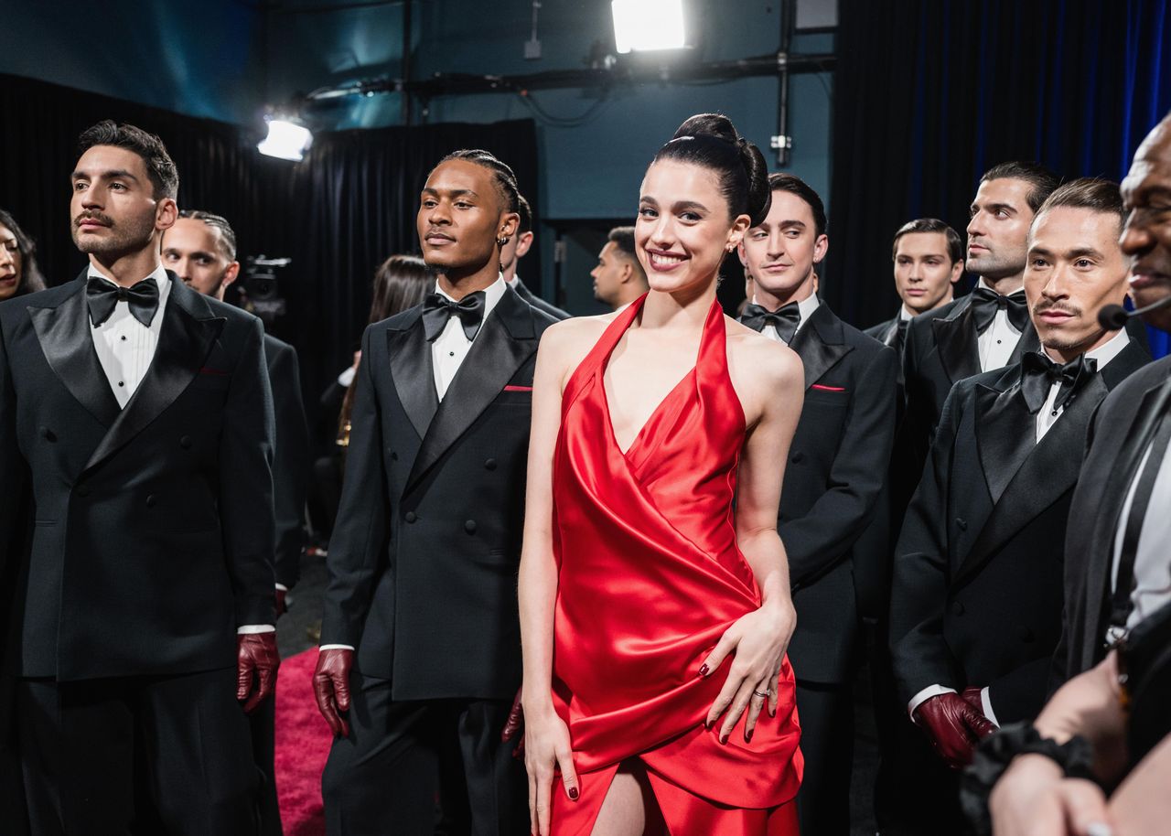 Lomaggio_a_James_Bond_agli_Oscar_2025_tF72cS4OaA - Confidenze24 Source: John Shearer/The Academy - Getty Images - Margaret Qualley backstage agli Oscar 2025