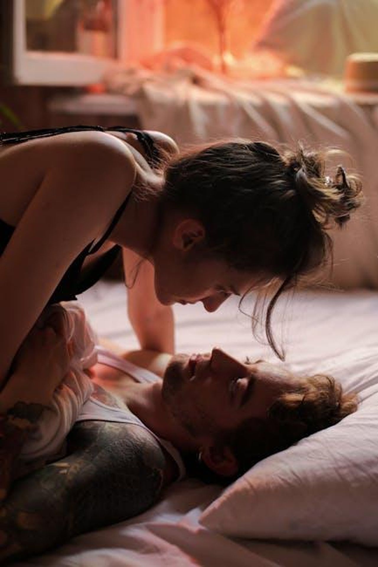 Lomosessualit__un_tab_molto_forte_nfOJjGqqKJ - Confidenze24 Source: cottonbro studio - pexels - Couple sharing intimate moments in a softly lit, cozy bedroom.